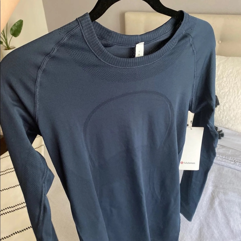 Lululemon swiftly tech long sleeve.